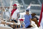 Amsterdam 20 augustus 2025
Koning Willem Alexander Prinses Mabel en (prinses Luana ) Gravin Luana op de groene Draeck tijdens de eerste dag van Sail Amsterdam . Er vaart ongelofelijk veel beveiliging Politie in boten op jet skis en een speciaal beveiligingsteam van de Marechaussee BSB ( Brigade Speciale Beveiligingsopdrachten ) mee met de groene Draeck