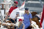 Amsterdam 20 augustus 2025
Koning Willem Alexander Prinses Mabel en (prinses Luana ) Gravin Luana op de groene Draeck tijdens de eerste dag van Sail Amsterdam . Er vaart ongelofelijk veel beveiliging Politie in boten op jet skis en een speciaal beveiligingsteam van de Marechaussee BSB ( Brigade Speciale Beveiligingsopdrachten ) mee met de groene Draeck