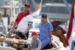 Amsterdam 20 augustus 2025
Koning Willem Alexander Prinses Mabel en (prinses Luana ) Gravin Luana op de groene Draeck tijdens de eerste dag van Sail Amsterdam . Er vaart ongelofelijk veel beveiliging Politie in boten op jet skis en een speciaal beveiligingsteam van de Marechaussee BSB ( Brigade Speciale Beveiligingsopdrachten ) mee met de groene Draeck
