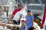 Amsterdam 20 augustus 2025
Koning Willem Alexander Prinses Mabel en (prinses Luana ) Gravin Luana op de groene Draeck tijdens de eerste dag van Sail Amsterdam . Er vaart ongelofelijk veel beveiliging Politie in boten op jet skis en een speciaal beveiligingsteam van de Marechaussee BSB ( Brigade Speciale Beveiligingsopdrachten ) mee met de groene Draeck