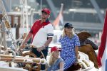 Amsterdam 20 augustus 2025
Koning Willem Alexander Prinses Mabel en (prinses Luana ) Gravin Luana op de groene Draeck tijdens de eerste dag van Sail Amsterdam . Er vaart ongelofelijk veel beveiliging Politie in boten op jet skis en een speciaal beveiligingsteam van de Marechaussee BSB ( Brigade Speciale Beveiligingsopdrachten ) mee met de groene Draeck