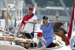 Amsterdam 20 augustus 2025
Koning Willem Alexander Prinses Mabel en (prinses Luana ) Gravin Luana op de groene Draeck tijdens de eerste dag van Sail Amsterdam . Er vaart ongelofelijk veel beveiliging Politie in boten op jet skis en een speciaal beveiligingsteam van de Marechaussee BSB ( Brigade Speciale Beveiligingsopdrachten ) mee met de groene Draeck