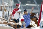 Amsterdam 20 augustus 2025
Koning Willem Alexander Prinses Mabel en (prinses Luana ) Gravin Luana op de groene Draeck tijdens de eerste dag van Sail Amsterdam . Er vaart ongelofelijk veel beveiliging Politie in boten op jet skis en een speciaal beveiligingsteam van de Marechaussee BSB ( Brigade Speciale Beveiligingsopdrachten ) mee met de groene Draeck