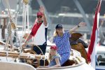 Amsterdam 20 augustus 2025
Koning Willem Alexander Prinses Mabel en (prinses Luana ) Gravin Luana op de groene Draeck tijdens de eerste dag van Sail Amsterdam . Er vaart ongelofelijk veel beveiliging Politie in boten op jet skis en een speciaal beveiligingsteam van de Marechaussee BSB ( Brigade Speciale Beveiligingsopdrachten ) mee met de groene Draeck