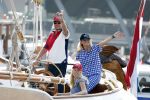 Amsterdam 20 augustus 2025
Koning Willem Alexander Prinses Mabel en (prinses Luana ) Gravin Luana op de groene Draeck tijdens de eerste dag van Sail Amsterdam . Er vaart ongelofelijk veel beveiliging Politie in boten op jet skis en een speciaal beveiligingsteam van de Marechaussee BSB ( Brigade Speciale Beveiligingsopdrachten ) mee met de groene Draeck