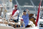 Amsterdam 20 augustus 2025
Koning Willem Alexander Prinses Mabel en (prinses Luana ) Gravin Luana op de groene Draeck tijdens de eerste dag van Sail Amsterdam . Er vaart ongelofelijk veel beveiliging Politie in boten op jet skis en een speciaal beveiligingsteam van de Marechaussee BSB ( Brigade Speciale Beveiligingsopdrachten ) mee met de groene Draeck