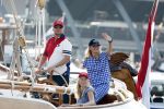 Amsterdam 20 augustus 2025
Koning Willem Alexander Prinses Mabel en (prinses Luana ) Gravin Luana op de groene Draeck tijdens de eerste dag van Sail Amsterdam . Er vaart ongelofelijk veel beveiliging Politie in boten op jet skis en een speciaal beveiligingsteam van de Marechaussee BSB ( Brigade Speciale Beveiligingsopdrachten ) mee met de groene Draeck