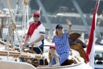 Amsterdam 20 augustus 2025
Koning Willem Alexander Prinses Mabel en (prinses Luana ) Gravin Luana op de groene Draeck tijdens de eerste dag van Sail Amsterdam . Er vaart ongelofelijk veel beveiliging Politie in boten op jet skis en een speciaal beveiligingsteam van de Marechaussee BSB ( Brigade Speciale Beveiligingsopdrachten ) mee met de groene Draeck