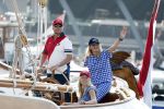 Amsterdam 20 augustus 2025
Koning Willem Alexander Prinses Mabel en (prinses Luana ) Gravin Luana op de groene Draeck tijdens de eerste dag van Sail Amsterdam . Er vaart ongelofelijk veel beveiliging Politie in boten op jet skis en een speciaal beveiligingsteam van de Marechaussee BSB ( Brigade Speciale Beveiligingsopdrachten ) mee met de groene Draeck