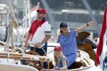 Amsterdam 20 augustus 2025
Koning Willem Alexander Prinses Mabel en (prinses Luana ) Gravin Luana op de groene Draeck tijdens de eerste dag van Sail Amsterdam . Er vaart ongelofelijk veel beveiliging Politie in boten op jet skis en een speciaal beveiligingsteam van de Marechaussee BSB ( Brigade Speciale Beveiligingsopdrachten ) mee met de groene Draeck