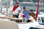 Amsterdam 20 augustus 2025
Koning Willem Alexander Prinses Mabel en (prinses Luana ) Gravin Luana op de groene Draeck tijdens de eerste dag van Sail Amsterdam . Er vaart ongelofelijk veel beveiliging Politie in boten op jet skis en een speciaal beveiligingsteam van de Marechaussee BSB ( Brigade Speciale Beveiligingsopdrachten ) mee met de groene Draeck
