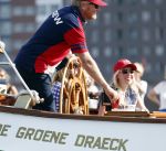 Amsterdam 20 augustus 2025
Koning Willem Alexander Prinses Mabel en (prinses Luana ) Gravin Luana op de groene Draeck tijdens de eerste dag van Sail Amsterdam . Er vaart ongelofelijk veel beveiliging Politie in boten op jet skis en een speciaal beveiligingsteam van de Marechaussee BSB ( Brigade Speciale Beveiligingsopdrachten ) mee met de groene Draeck