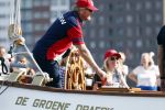 Amsterdam 20 augustus 2025
Koning Willem Alexander Prinses Mabel en (prinses Luana ) Gravin Luana op de groene Draeck tijdens de eerste dag van Sail Amsterdam . Er vaart ongelofelijk veel beveiliging Politie in boten op jet skis en een speciaal beveiligingsteam van de Marechaussee BSB ( Brigade Speciale Beveiligingsopdrachten ) mee met de groene Draeck