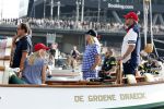 Amsterdam 20 augustus 2025
Koning Willem Alexander Prinses Mabel en (prinses Luana ) Gravin Luana op de groene Draeck tijdens de eerste dag van Sail Amsterdam . Er vaart ongelofelijk veel beveiliging Politie in boten op jet skis en een speciaal beveiligingsteam van de Marechaussee BSB ( Brigade Speciale Beveiligingsopdrachten ) mee met de groene Draeck