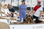 Amsterdam 20 augustus 2025
Koning Willem Alexander Prinses Mabel en (prinses Luana ) Gravin Luana op de groene Draeck tijdens de eerste dag van Sail Amsterdam . Er vaart ongelofelijk veel beveiliging Politie in boten op jet skis en een speciaal beveiligingsteam van de Marechaussee BSB ( Brigade Speciale Beveiligingsopdrachten ) mee met de groene Draeck