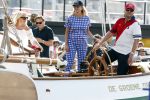 Amsterdam 20 augustus 2025
Koning Willem Alexander Prinses Mabel en (prinses Luana ) Gravin Luana op de groene Draeck tijdens de eerste dag van Sail Amsterdam . Er vaart ongelofelijk veel beveiliging Politie in boten op jet skis en een speciaal beveiligingsteam van de Marechaussee BSB ( Brigade Speciale Beveiligingsopdrachten ) mee met de groene Draeck
