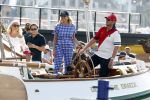 Amsterdam 20 augustus 2025
Koning Willem Alexander Prinses Mabel en (prinses Luana ) Gravin Luana op de groene Draeck tijdens de eerste dag van Sail Amsterdam . Er vaart ongelofelijk veel beveiliging Politie in boten op jet skis en een speciaal beveiligingsteam van de Marechaussee BSB ( Brigade Speciale Beveiligingsopdrachten ) mee met de groene Draeck