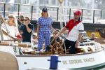 Amsterdam 20 augustus 2025
Koning Willem Alexander Prinses Mabel en (prinses Luana ) Gravin Luana op de groene Draeck tijdens de eerste dag van Sail Amsterdam . Er vaart ongelofelijk veel beveiliging Politie in boten op jet skis en een speciaal beveiligingsteam van de Marechaussee BSB ( Brigade Speciale Beveiligingsopdrachten ) mee met de groene Draeck