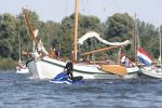 Amsterdam 20 augustus 2025
Koning Willem Alexander Prinses Mabel en (prinses Luana ) Gravin Luana op de groene Draeck tijdens de eerste dag van Sail Amsterdam . Er vaart ongelofelijk veel beveiliging Politie in boten op jet skis en een speciaal beveiligingsteam van de Marechaussee BSB ( Brigade Speciale Beveiligingsopdrachten ) mee met de groene Draeck
