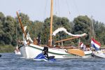 Amsterdam 20 augustus 2025
Koning Willem Alexander Prinses Mabel en (prinses Luana ) Gravin Luana op de groene Draeck tijdens de eerste dag van Sail Amsterdam . Er vaart ongelofelijk veel beveiliging Politie in boten op jet skis en een speciaal beveiligingsteam van de Marechaussee BSB ( Brigade Speciale Beveiligingsopdrachten ) mee met de groene Draeck