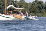 Amsterdam 20 augustus 2025
Koning Willem Alexander Prinses Mabel en (prinses Luana ) Gravin Luana op de groene Draeck tijdens de eerste dag van Sail Amsterdam . Er vaart ongelofelijk veel beveiliging Politie in boten op jet skis en een speciaal beveiligingsteam van de Marechaussee BSB ( Brigade Speciale Beveiligingsopdrachten ) mee met de groene Draeck
