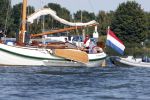 Amsterdam 20 augustus 2025
Koning Willem Alexander Prinses Mabel en (prinses Luana ) Gravin Luana op de groene Draeck tijdens de eerste dag van Sail Amsterdam . Er vaart ongelofelijk veel beveiliging Politie in boten op jet skis en een speciaal beveiligingsteam van de Marechaussee BSB ( Brigade Speciale Beveiligingsopdrachten ) mee met de groene Draeck
