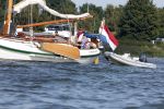 Amsterdam 20 augustus 2025
Koning Willem Alexander Prinses Mabel en (prinses Luana ) Gravin Luana op de groene Draeck tijdens de eerste dag van Sail Amsterdam . Er vaart ongelofelijk veel beveiliging Politie in boten op jet skis en een speciaal beveiligingsteam van de Marechaussee BSB ( Brigade Speciale Beveiligingsopdrachten ) mee met de groene Draeck