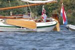 Amsterdam 20 augustus 2025
Koning Willem Alexander Prinses Mabel en (prinses Luana ) Gravin Luana op de groene Draeck tijdens de eerste dag van Sail Amsterdam . Er vaart ongelofelijk veel beveiliging Politie in boten op jet skis en een speciaal beveiligingsteam van de Marechaussee BSB ( Brigade Speciale Beveiligingsopdrachten ) mee met de groene Draeck
