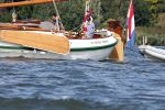 Amsterdam 20 augustus 2025
Koning Willem Alexander Prinses Mabel en (prinses Luana ) Gravin Luana op de groene Draeck tijdens de eerste dag van Sail Amsterdam . Er vaart ongelofelijk veel beveiliging Politie in boten op jet skis en een speciaal beveiligingsteam van de Marechaussee BSB ( Brigade Speciale Beveiligingsopdrachten ) mee met de groene Draeck