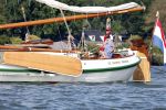 Amsterdam 20 augustus 2025
Koning Willem Alexander Prinses Mabel en (prinses Luana ) Gravin Luana op de groene Draeck tijdens de eerste dag van Sail Amsterdam . Er vaart ongelofelijk veel beveiliging Politie in boten op jet skis en een speciaal beveiligingsteam van de Marechaussee BSB ( Brigade Speciale Beveiligingsopdrachten ) mee met de groene Draeck