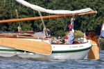 Amsterdam 20 augustus 2025
Koning Willem Alexander Prinses Mabel en (prinses Luana ) Gravin Luana op de groene Draeck tijdens de eerste dag van Sail Amsterdam . Er vaart ongelofelijk veel beveiliging Politie in boten op jet skis en een speciaal beveiligingsteam van de Marechaussee BSB ( Brigade Speciale Beveiligingsopdrachten ) mee met de groene Draeck