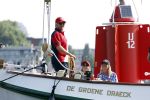 Amsterdam 20 augustus 2025
Koning Willem Alexander Prinses Mabel en (prinses Luana ) Gravin Luana op de groene Draeck tijdens de eerste dag van Sail Amsterdam . Er vaart ongelofelijk veel beveiliging Politie in boten op jet skis en een speciaal beveiligingsteam van de Marechaussee BSB ( Brigade Speciale Beveiligingsopdrachten ) mee met de groene Draeck