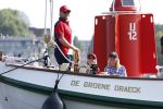 Amsterdam 20 augustus 2025
Koning Willem Alexander Prinses Mabel en (prinses Luana ) Gravin Luana op de groene Draeck tijdens de eerste dag van Sail Amsterdam . Er vaart ongelofelijk veel beveiliging Politie in boten op jet skis en een speciaal beveiligingsteam van de Marechaussee BSB ( Brigade Speciale Beveiligingsopdrachten ) mee met de groene Draeck