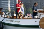 Amsterdam 20 augustus 2025
Koning Willem Alexander Prinses Mabel en (prinses Luana ) Gravin Luana op de groene Draeck tijdens de eerste dag van Sail Amsterdam . Er vaart ongelofelijk veel beveiliging Politie in boten op jet skis en een speciaal beveiligingsteam van de Marechaussee BSB ( Brigade Speciale Beveiligingsopdrachten ) mee met de groene Draeck