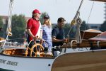 Amsterdam 20 augustus 2025
Koning Willem Alexander Prinses Mabel en (prinses Luana ) Gravin Luana op de groene Draeck tijdens de eerste dag van Sail Amsterdam . Er vaart ongelofelijk veel beveiliging Politie in boten op jet skis en een speciaal beveiligingsteam van de Marechaussee BSB ( Brigade Speciale Beveiligingsopdrachten ) mee met de groene Draeck