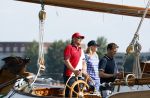 Amsterdam 20 augustus 2025
Koning Willem Alexander Prinses Mabel en (prinses Luana ) Gravin Luana op de groene Draeck tijdens de eerste dag van Sail Amsterdam . Er vaart ongelofelijk veel beveiliging Politie in boten op jet skis en een speciaal beveiligingsteam van de Marechaussee BSB ( Brigade Speciale Beveiligingsopdrachten ) mee met de groene Draeck