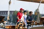 Amsterdam 20 augustus 2025
Koning Willem Alexander Prinses Mabel en (prinses Luana ) Gravin Luana op de groene Draeck tijdens de eerste dag van Sail Amsterdam . Er vaart ongelofelijk veel beveiliging Politie in boten op jet skis en een speciaal beveiligingsteam van de Marechaussee BSB ( Brigade Speciale Beveiligingsopdrachten ) mee met de groene Draeck
