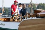 Amsterdam 20 augustus 2025
Koning Willem Alexander Prinses Mabel en (prinses Luana ) Gravin Luana op de groene Draeck tijdens de eerste dag van Sail Amsterdam . Er vaart ongelofelijk veel beveiliging Politie in boten op jet skis en een speciaal beveiligingsteam van de Marechaussee BSB ( Brigade Speciale Beveiligingsopdrachten ) mee met de groene Draeck