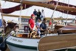 Amsterdam 20 augustus 2025
Koning Willem Alexander Prinses Mabel en (prinses Luana ) Gravin Luana op de groene Draeck tijdens de eerste dag van Sail Amsterdam . Er vaart ongelofelijk veel beveiliging Politie in boten op jet skis en een speciaal beveiligingsteam van de Marechaussee BSB ( Brigade Speciale Beveiligingsopdrachten ) mee met de groene Draeck