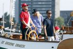 Amsterdam 20 augustus 2025
Koning Willem Alexander Prinses Mabel en (prinses Luana ) Gravin Luana op de groene Draeck tijdens de eerste dag van Sail Amsterdam . Er vaart ongelofelijk veel beveiliging Politie in boten op jet skis en een speciaal beveiligingsteam van de Marechaussee BSB ( Brigade Speciale Beveiligingsopdrachten ) mee met de groene Draeck