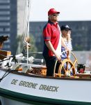 Amsterdam 20 augustus 2025
Koning Willem Alexander Prinses Mabel en (prinses Luana ) Gravin Luana op de groene Draeck tijdens de eerste dag van Sail Amsterdam . Er vaart ongelofelijk veel beveiliging Politie in boten op jet skis en een speciaal beveiligingsteam van de Marechaussee BSB ( Brigade Speciale Beveiligingsopdrachten ) mee met de groene Draeck