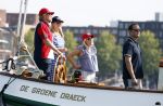 Amsterdam 20 augustus 2025
Koning Willem Alexander Prinses Mabel en (prinses Luana ) Gravin Luana op de groene Draeck tijdens de eerste dag van Sail Amsterdam . Er vaart ongelofelijk veel beveiliging Politie in boten op jet skis en een speciaal beveiligingsteam van de Marechaussee BSB ( Brigade Speciale Beveiligingsopdrachten ) mee met de groene Draeck