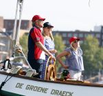 Amsterdam 20 augustus 2025
Koning Willem Alexander Prinses Mabel en (prinses Luana ) Gravin Luana op de groene Draeck tijdens de eerste dag van Sail Amsterdam . Er vaart ongelofelijk veel beveiliging Politie in boten op jet skis en een speciaal beveiligingsteam van de Marechaussee BSB ( Brigade Speciale Beveiligingsopdrachten ) mee met de groene Draeck