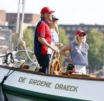 Amsterdam 20 augustus 2025
Koning Willem Alexander Prinses Mabel en (prinses Luana ) Gravin Luana op de groene Draeck tijdens de eerste dag van Sail Amsterdam . Er vaart ongelofelijk veel beveiliging Politie in boten op jet skis en een speciaal beveiligingsteam van de Marechaussee BSB ( Brigade Speciale Beveiligingsopdrachten ) mee met de groene Draeck