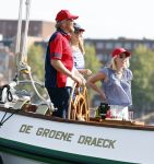 Amsterdam 20 augustus 2025
Koning Willem Alexander Prinses Mabel en (prinses Luana ) Gravin Luana op de groene Draeck tijdens de eerste dag van Sail Amsterdam . Er vaart ongelofelijk veel beveiliging Politie in boten op jet skis en een speciaal beveiligingsteam van de Marechaussee BSB ( Brigade Speciale Beveiligingsopdrachten ) mee met de groene Draeck