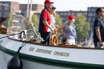 Amsterdam 20 augustus 2025
Koning Willem Alexander Prinses Mabel en (prinses Luana ) Gravin Luana op de groene Draeck tijdens de eerste dag van Sail Amsterdam . Er vaart ongelofelijk veel beveiliging Politie in boten op jet skis en een speciaal beveiligingsteam van de Marechaussee BSB ( Brigade Speciale Beveiligingsopdrachten ) mee met de groene Draeck