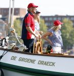 Amsterdam 20 augustus 2025
Koning Willem Alexander Prinses Mabel en (prinses Luana ) Gravin Luana op de groene Draeck tijdens de eerste dag van Sail Amsterdam . Er vaart ongelofelijk veel beveiliging Politie in boten op jet skis en een speciaal beveiligingsteam van de Marechaussee BSB ( Brigade Speciale Beveiligingsopdrachten ) mee met de groene Draeck