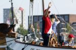 Amsterdam 20 augustus 2025
Koning Willem Alexander Prinses Mabel en (prinses Luana ) Gravin Luana op de groene Draeck tijdens de eerste dag van Sail Amsterdam . Er vaart ongelofelijk veel beveiliging Politie in boten op jet skis en een speciaal beveiligingsteam van de Marechaussee BSB ( Brigade Speciale Beveiligingsopdrachten ) mee met de groene Draeck