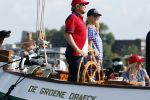 Amsterdam 20 augustus 2025
Koning Willem Alexander Prinses Mabel en (prinses Luana ) Gravin Luana op de groene Draeck tijdens de eerste dag van Sail Amsterdam . Er vaart ongelofelijk veel beveiliging Politie in boten op jet skis en een speciaal beveiligingsteam van de Marechaussee BSB ( Brigade Speciale Beveiligingsopdrachten ) mee met de groene Draeck