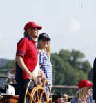 Amsterdam 20 augustus 2025
Koning Willem Alexander Prinses Mabel en (prinses Luana ) Gravin Luana op de groene Draeck tijdens de eerste dag van Sail Amsterdam . Er vaart ongelofelijk veel beveiliging Politie in boten op jet skis en een speciaal beveiligingsteam van de Marechaussee BSB ( Brigade Speciale Beveiligingsopdrachten ) mee met de groene Draeck